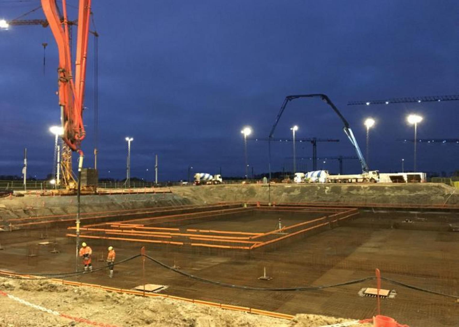 De tidlige morgentimer må også tages i brug, når arbejdsopgaverne strækker sig over mange timer. Her er arbejderne i gang klokken 04.30 med støbningen af kælderbundpladen. Foto: Vejdirektoratet.