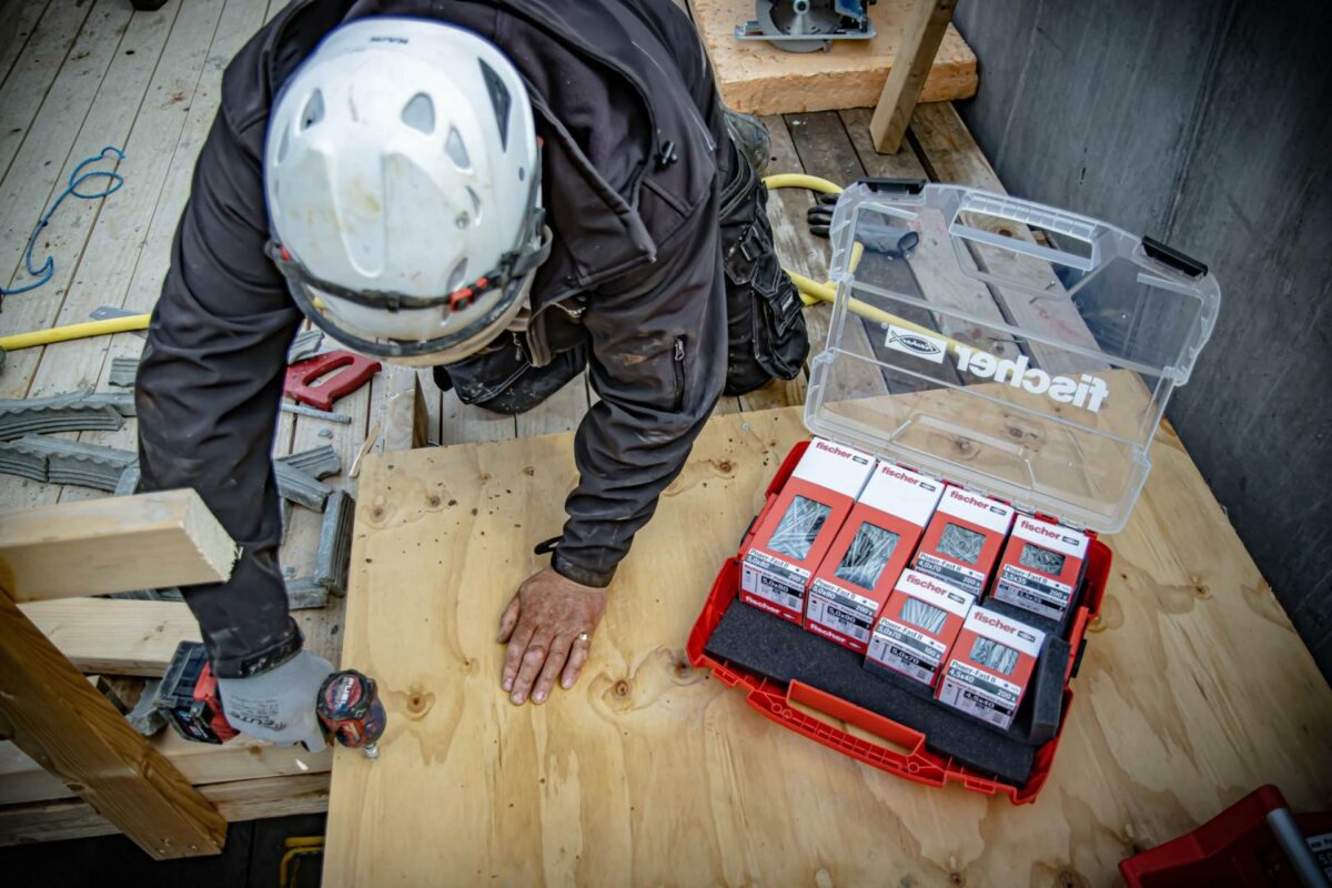 Produktkufferten gør det lettere at holde styr på befæstigelsen. Foto: Fischer A/S.