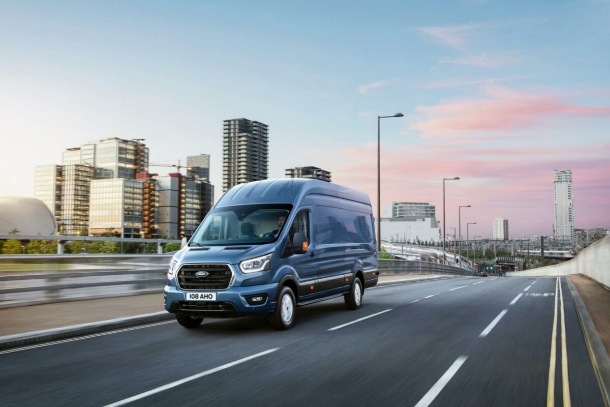 Baghjulstrukne udgaver af den største Ford Transit vil efter sommer kunne fås med 10-trins automatik. Pressefoto.