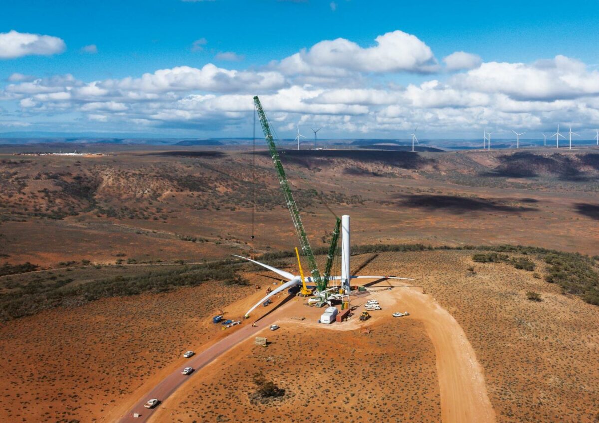 BMS har øget sine internationale aktiviteter. For eksempel er BMS-medarbejdere og materiel tre steder i Australien netop nu i gang med at rejse i alt 175 vindmøller for Vestas. Foto: BMS.