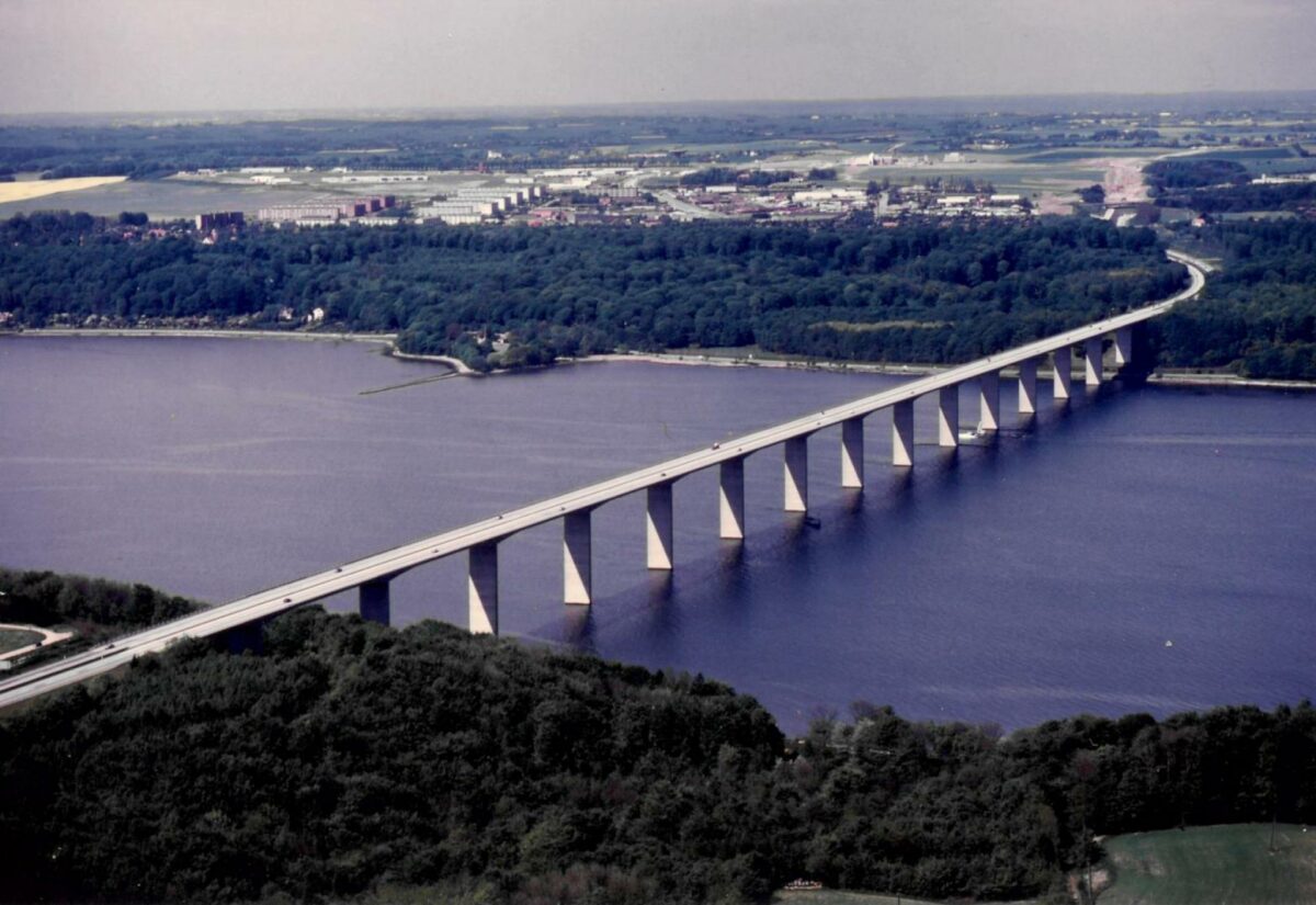 Onsdag er det 40 år siden de første billister kunne køre over Vejlefjord. Arkivfoto: Cowi.