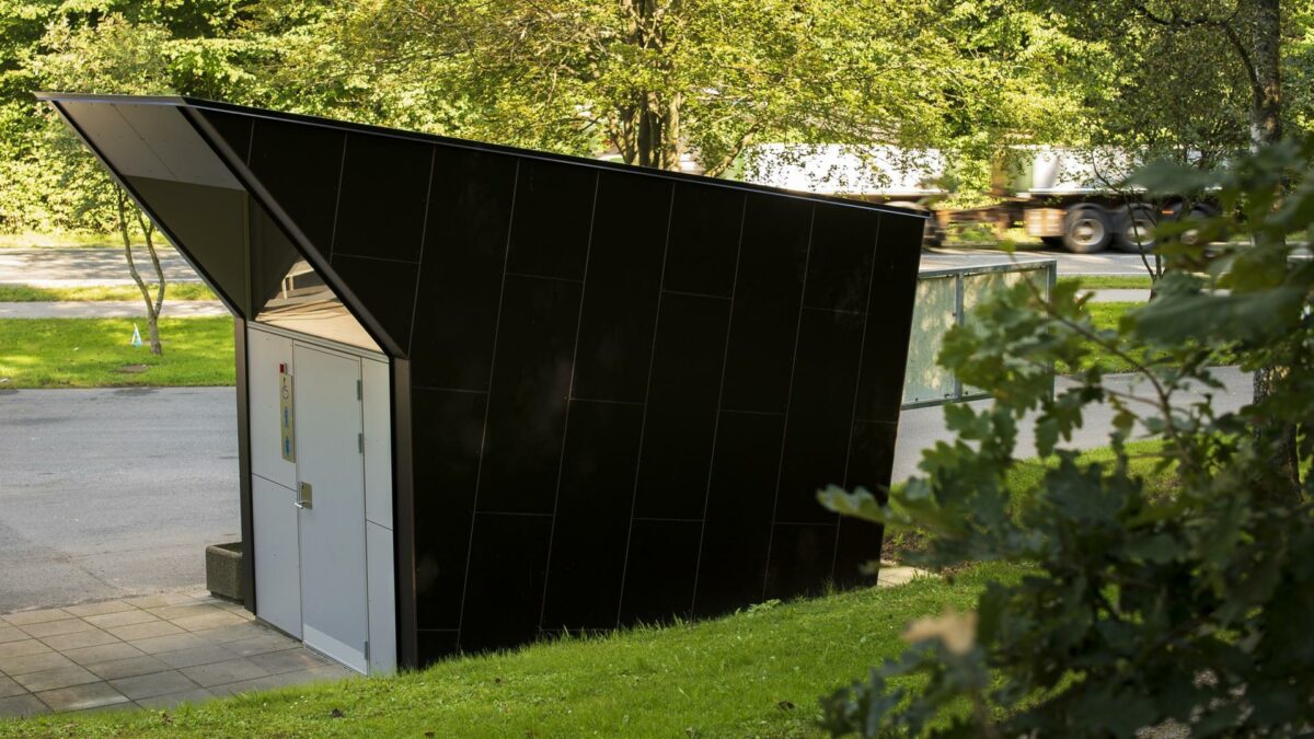 De nye toiletbygninger med det futuristiske udtryk er udstyret med robuste Rockpanel-facadeplader både udvendigt og indvendigt. Her ses toiletbygningen ved Boserup Syd. Pressefoto.