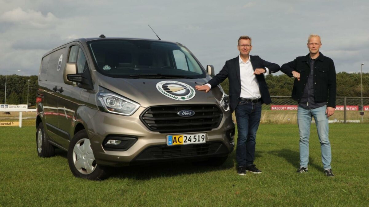 Tom Maxmølris, Ford Danmarks Head of Commercial Vehicles (tv.), og Andreas Lang Hedegaard, juryformand for Årets Varebil 2020 (th.). Pressefoto.