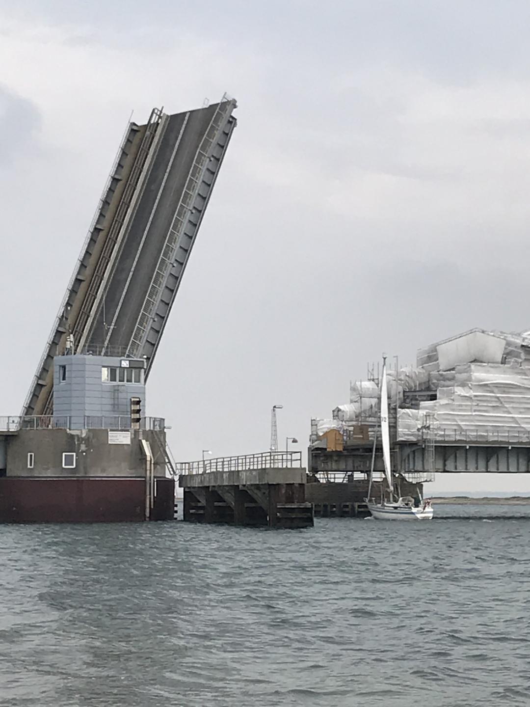 Klapfaget spænder over en 30 meter bred sejlrende.