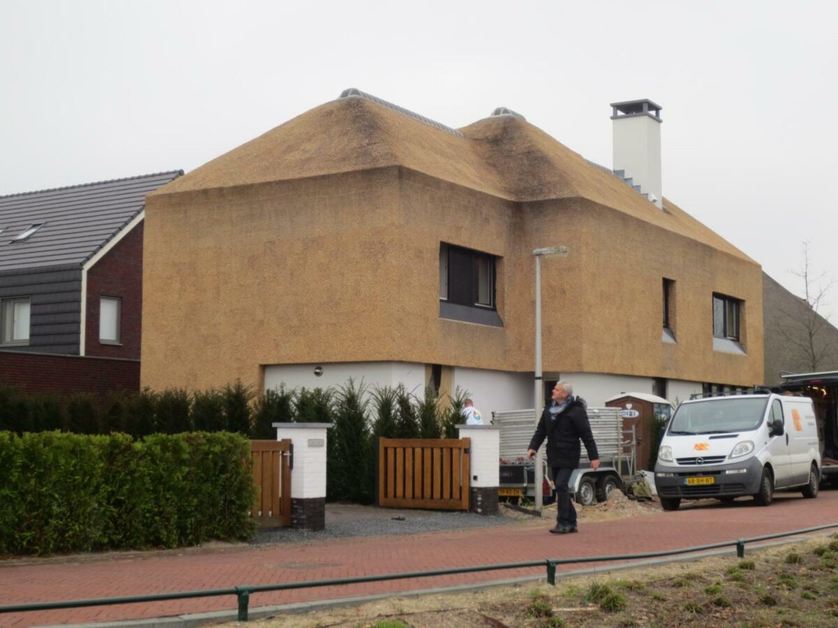 Nybygget villa i Holland med strå på både tag og facade. Pressefoto.