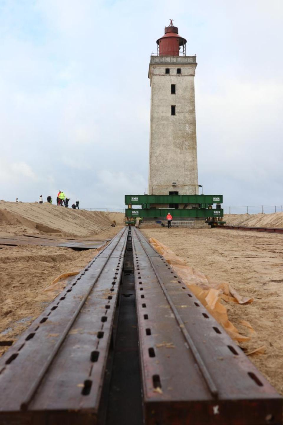 Fire stempler med kravlebeslag var klar til at skubbe fyret af sted 40 centimeter ad gangen. Men to stempler var nok til arbejdet med deres tryk på 40 ton stykket. 