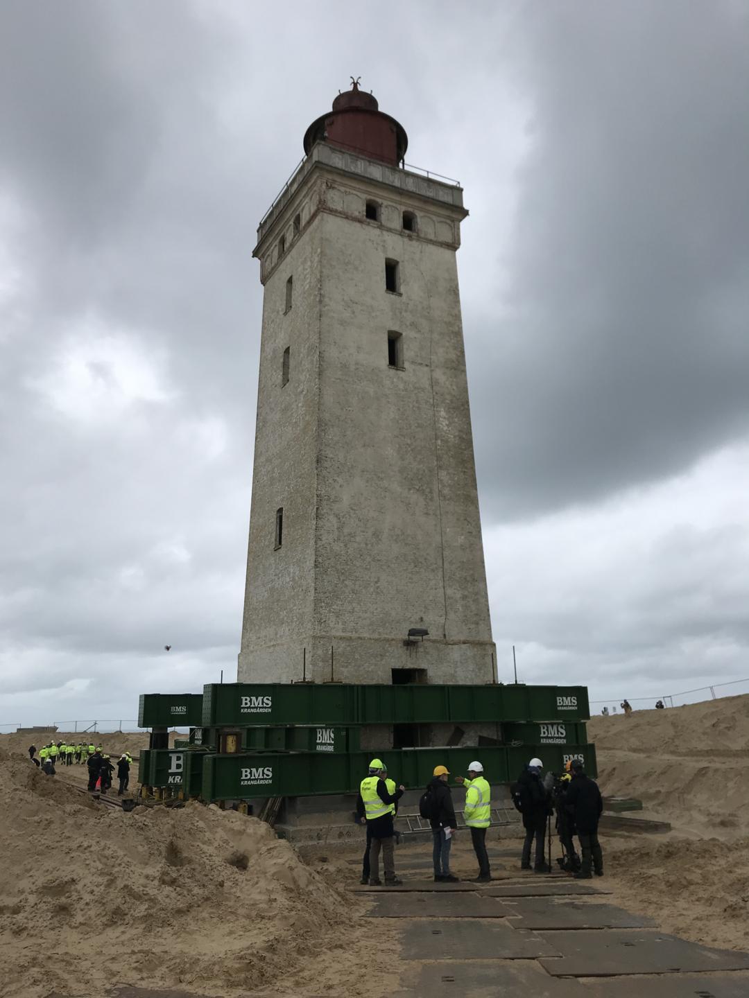 Fyret kom på plads på den halve tid. 4,5 timers skubberi fra første stempelpres til den nye placering var nået. 