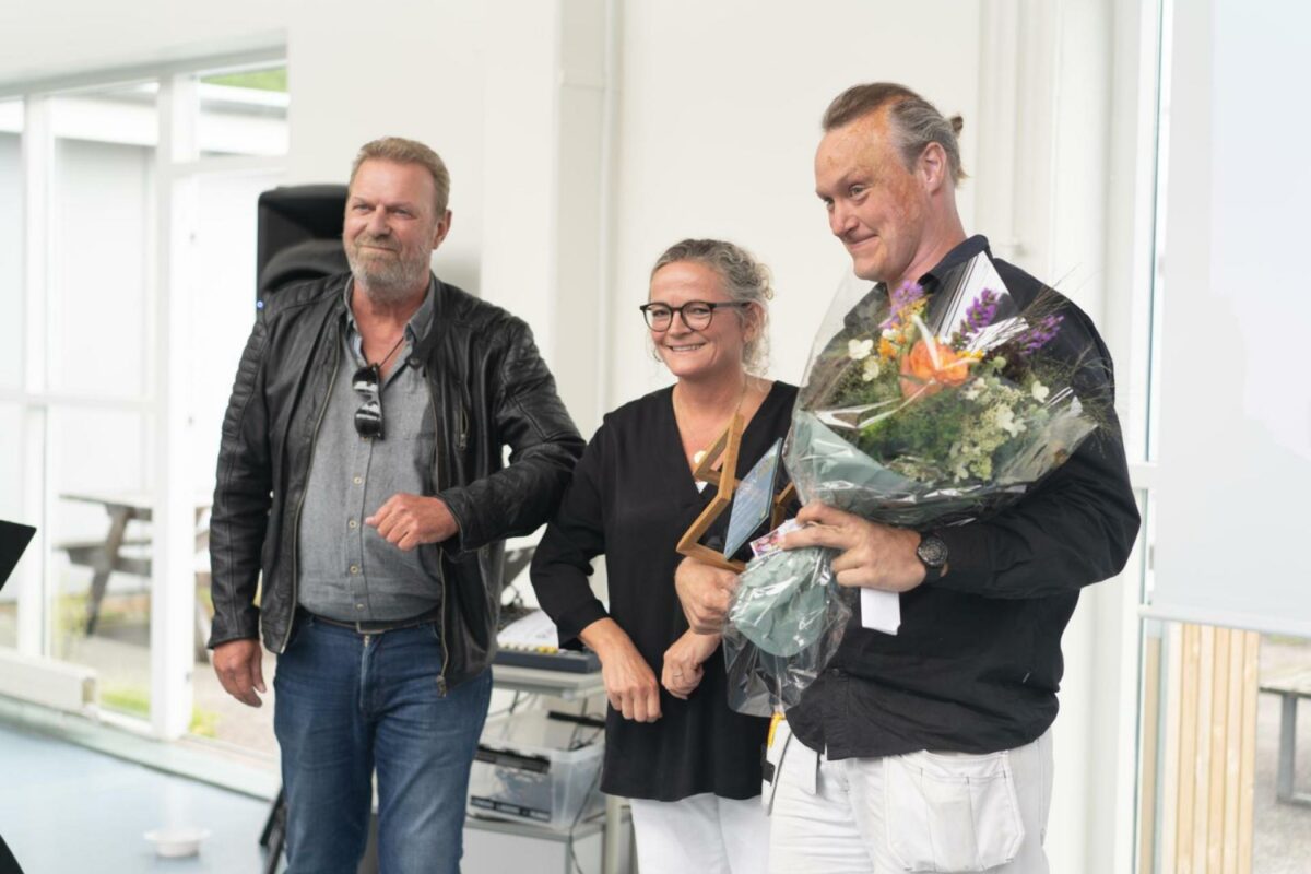 Jacob Pedersen fra Hillerød Tekniske Skole sammen med næstformand i Uddannelsesforbundet Morten Bay og direktør i Boligfonden Kuben Sidse Buch til overrækkelsen den 28. august. Foto: Hillerød Tekniske Skole.