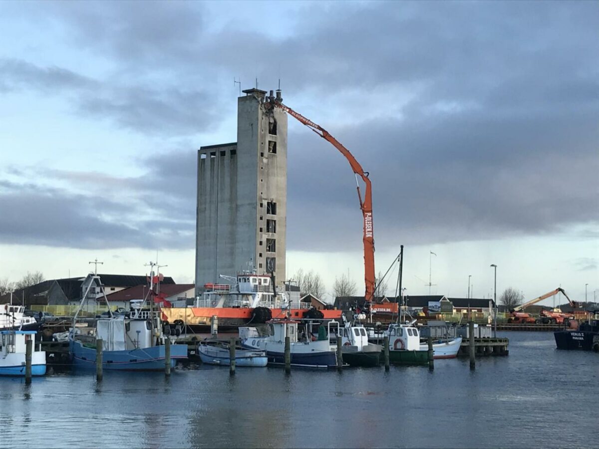 Mandag morgen begyndte nedrivningen af den 50 meter høje silo i Kerteminde. Foto: Torben Jastram.