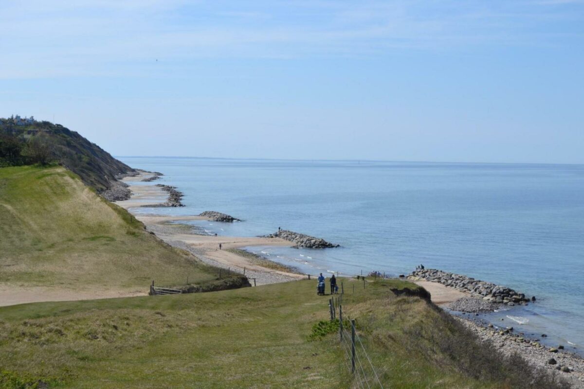 Danmarks mange kilometer kyst er under stigende pres. Oversvømmelser og erosion ventes at tage til i årene frem. Foto: Colourbox.