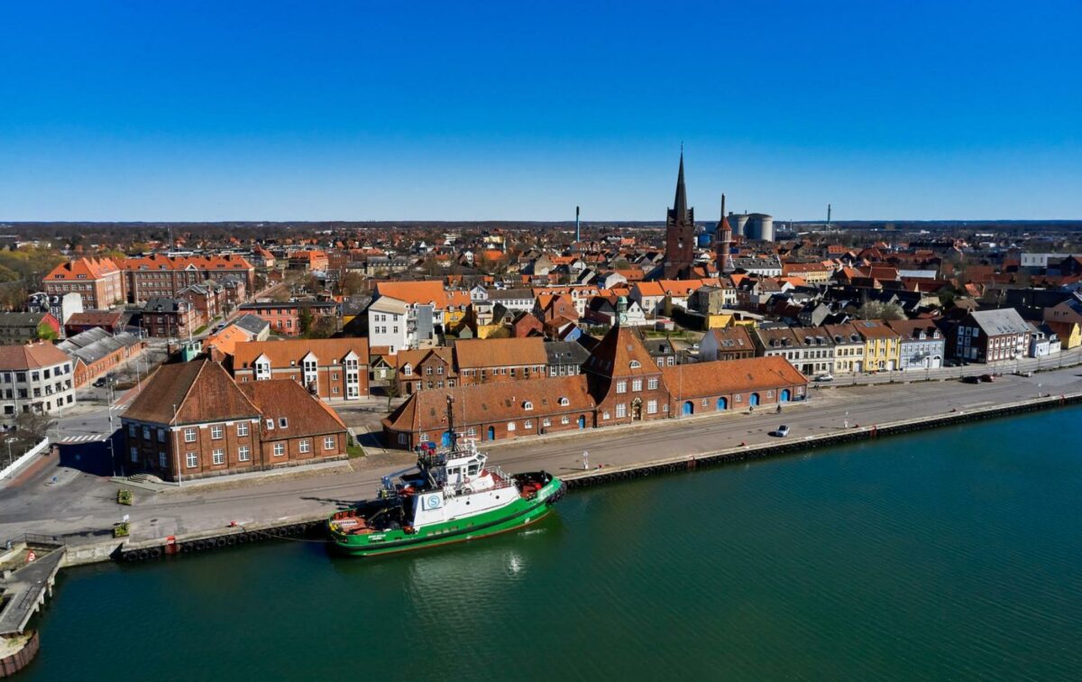 Det var i Nakskov, at skibet Jutlandia blev bygget. Og Danmarks hvide guld - sukker og vindmøller - bliver stadig produceret i byen. Foto: Steffen Stamp.