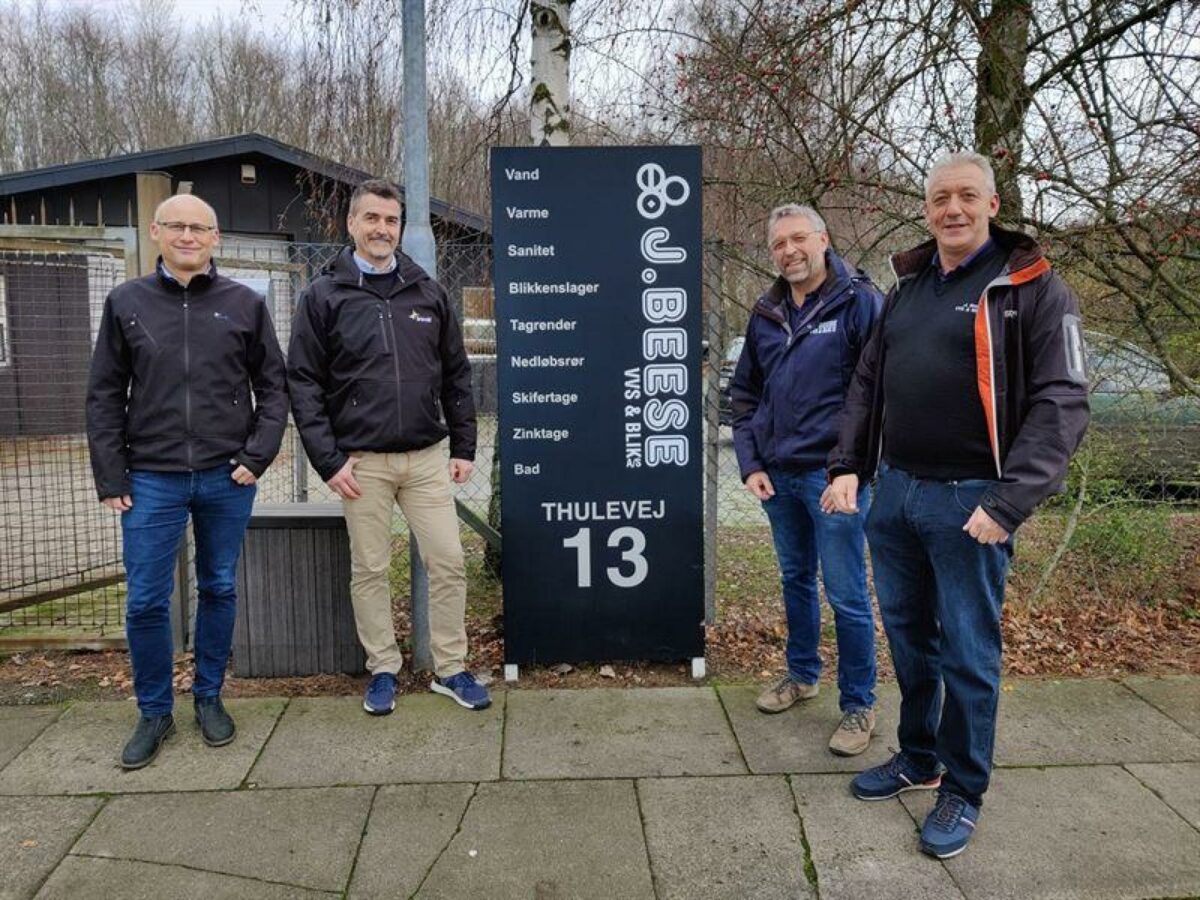 De nye samarbejdspartnere er fra venstre: Jørn Tønnes og Søren Larsen (Bravida) samt Ole Beese Nielsen og Peter Beese Nordberg (J. Beese VVS og Blik). Pressefoto.