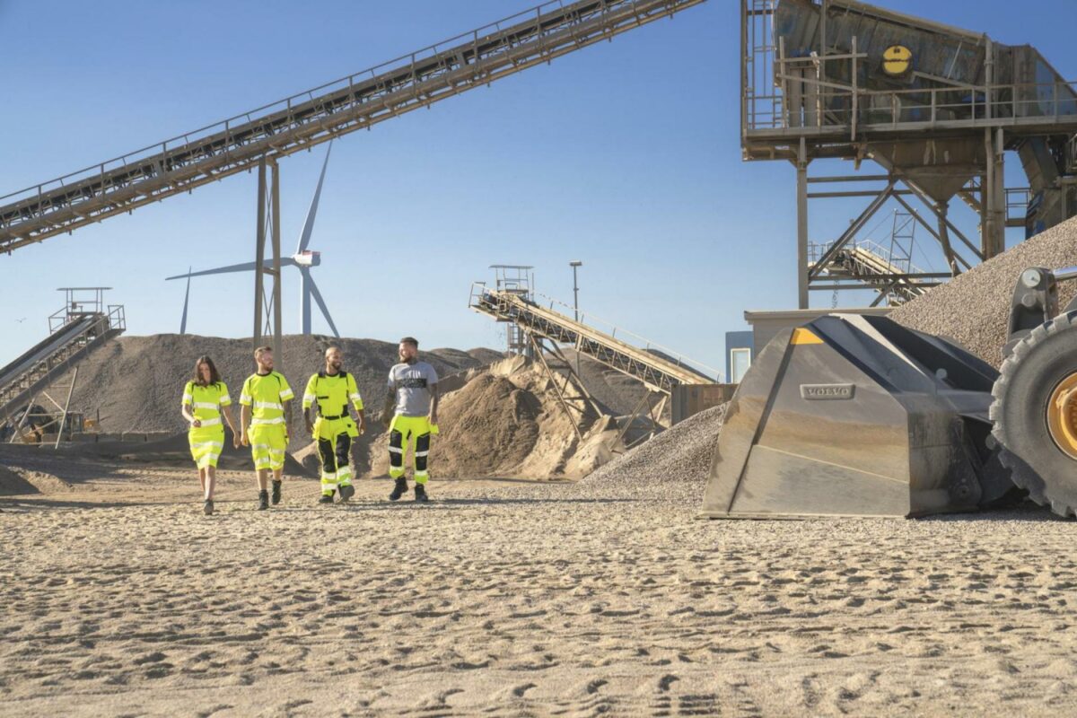 Stretch arbejdstøj betyder maksimal bevægelsesfrihed til enhver opgave på jobbet, lyder det fra producenten. Pressefoto.