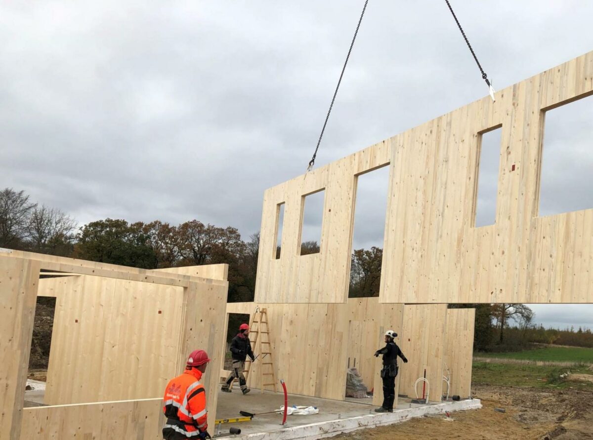 Træ i de bærende konstruktioner er bedre for klimaet end beton. CLT er tilmed et materiale som er hurtigere at bygge med, som er lettere end beton og derfor er nemmere at transportere til og fra byggepladserne, og så giver det krydslaminerede træ flere muligheder for at udfordre det arkitektoniske udtryk. Foto: CLT Danmark.