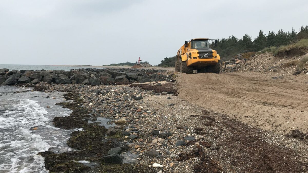 Sunddraget på Thyholm er blandt de sommerhusområder, der har lidt, når storme har presset ekstra meget vand ind i Limfjorden ved Thyborøn. Her ser vi dog, at der sidste år blev lavet kystsikringstiltag ved de hårdt prøvede sommerhuse. Arkivfoto: Kim Krasuld.