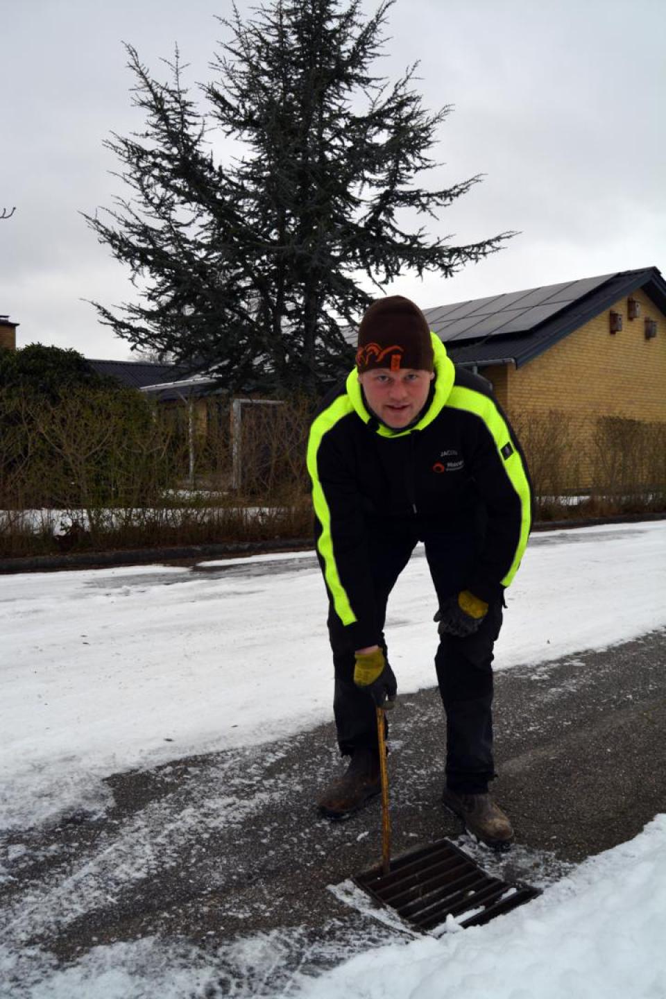 Frosten gør det ikke lige nemt alle steder at få adgang til brøndene. Foto: Kim Krasuld.