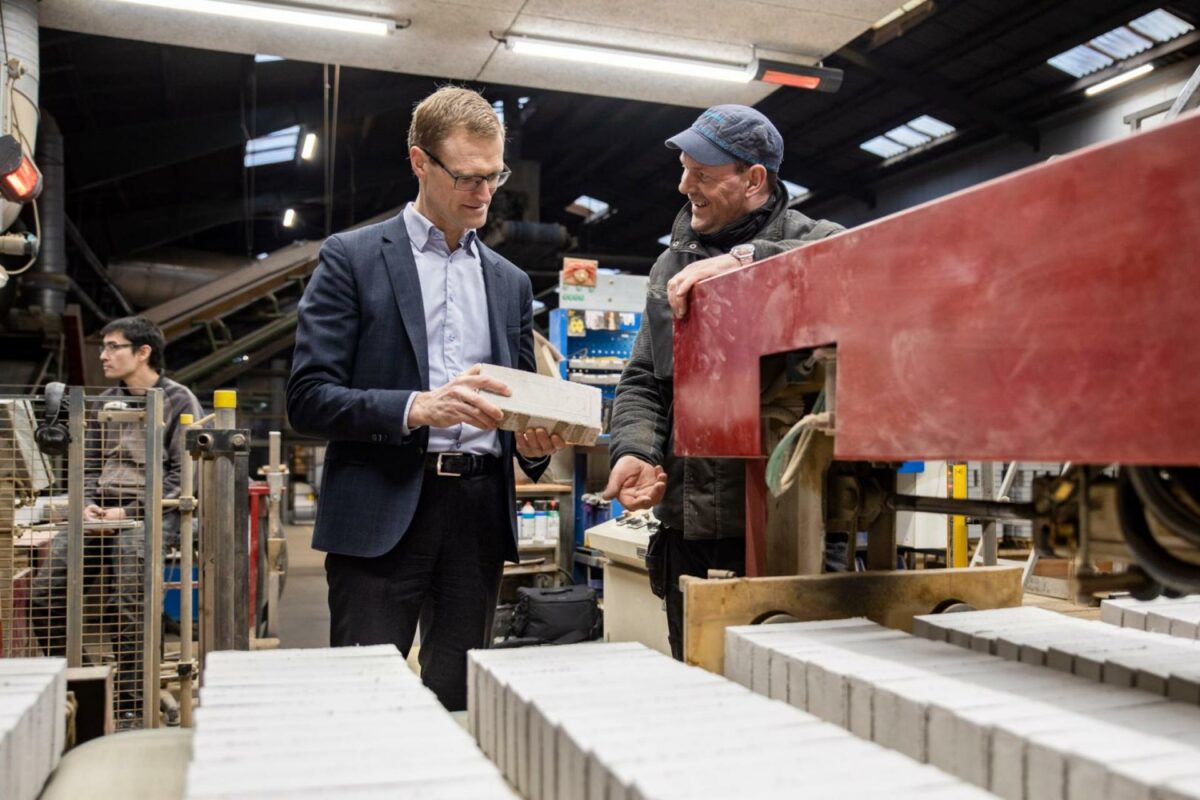 Den nye serie af mursten, som Thomas Piper her undersøger nærmere, sænker CO2-niveauet med 50 procent. Foto: Randers Tegl.