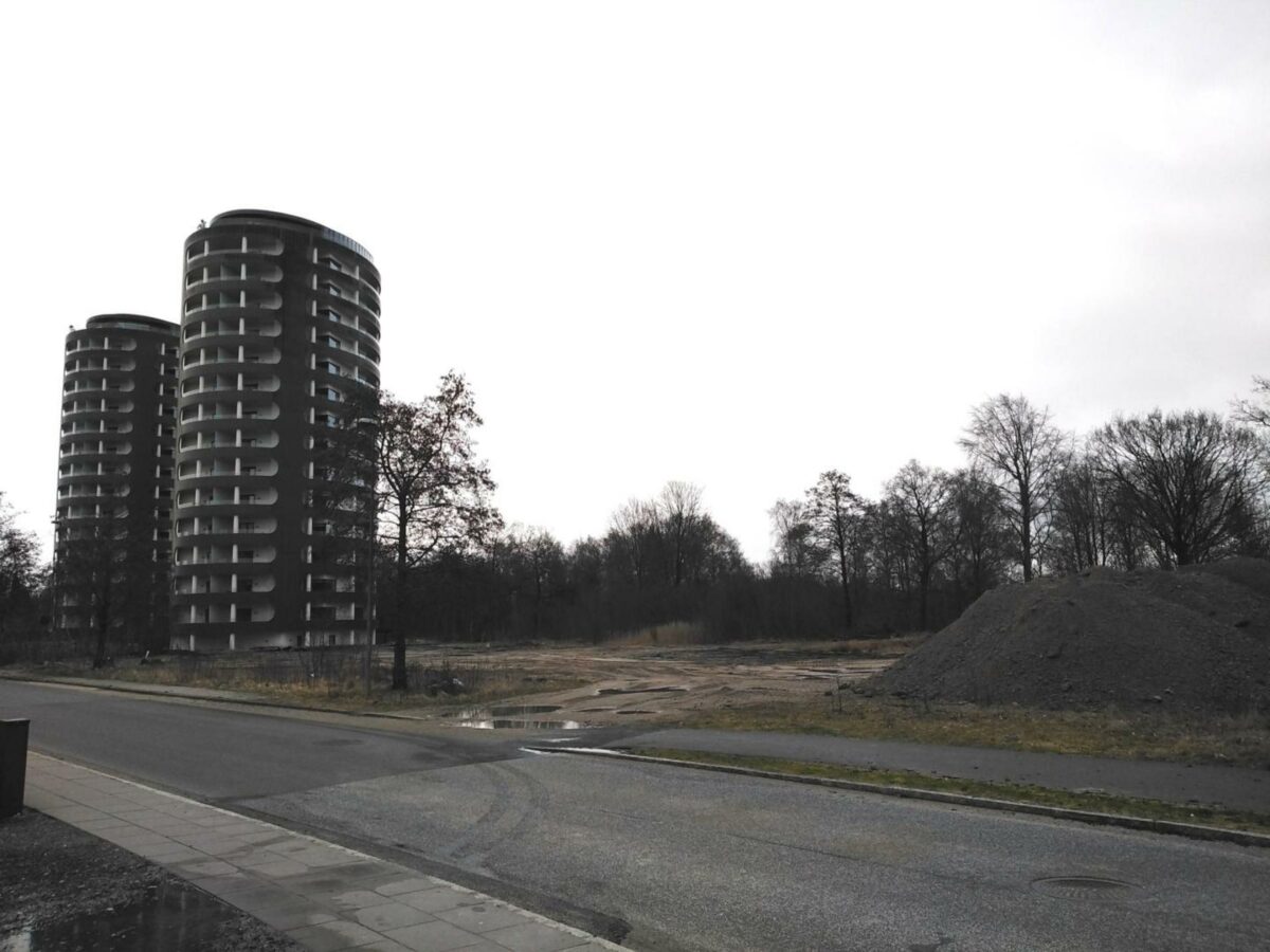 De to 15-etagers tårne stod færdigbyggede for cirka to år siden. Nu skal to nye skyde op i 12 etagers højde. Foto: Hans-Henrik Lærke.