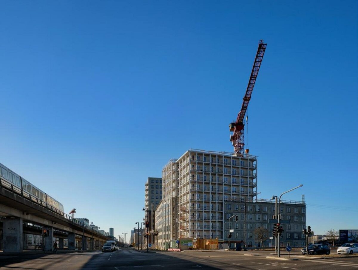 Højhuset Bella 22 skyder op ved hjælp af sandwichelementer støbt i matrice. Pressefoto.