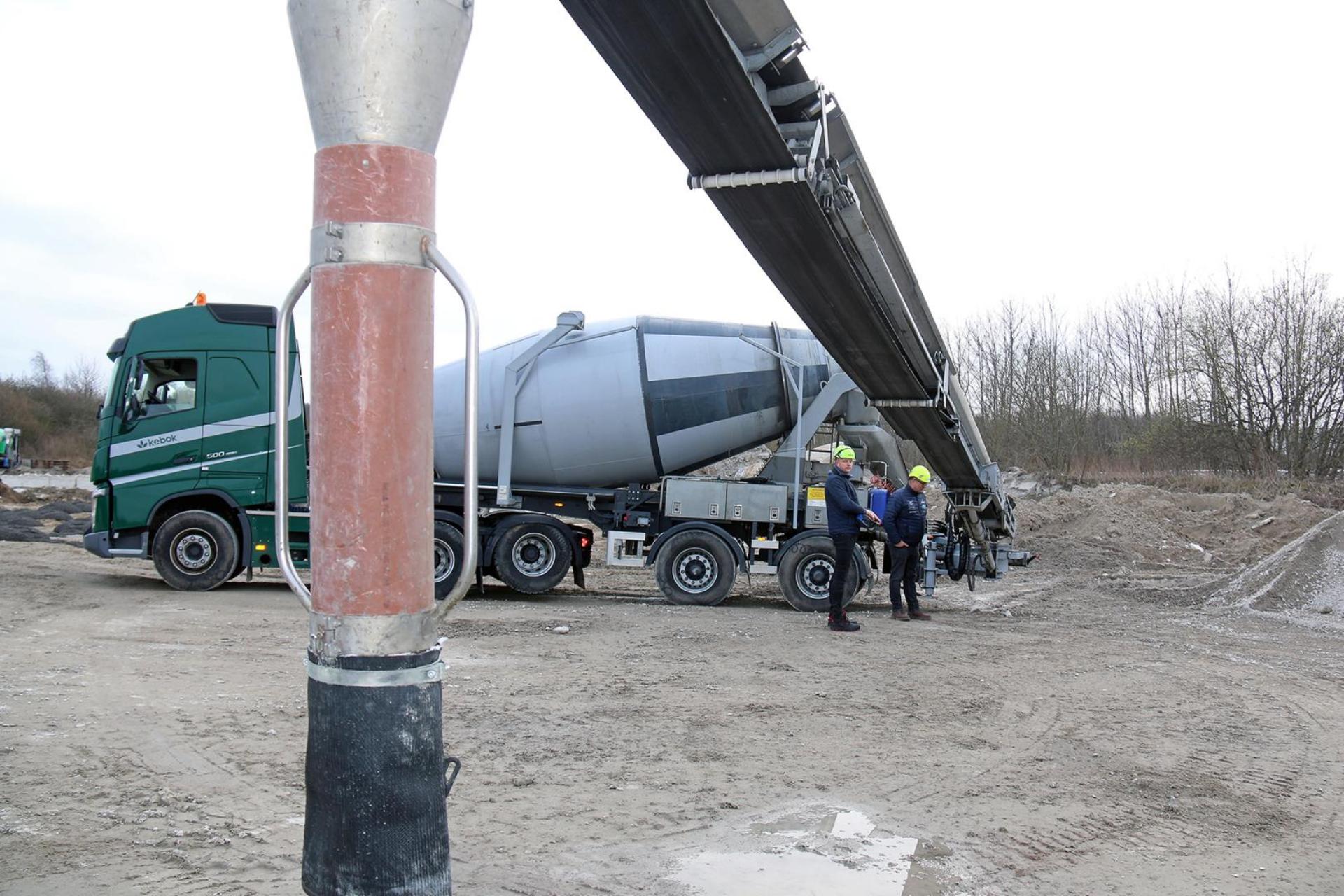 To ekstra meter åbner flere muligheder, når betonen skal fra tromlen og ind på en byggepladseller i en bygning. Foto: Conmat.