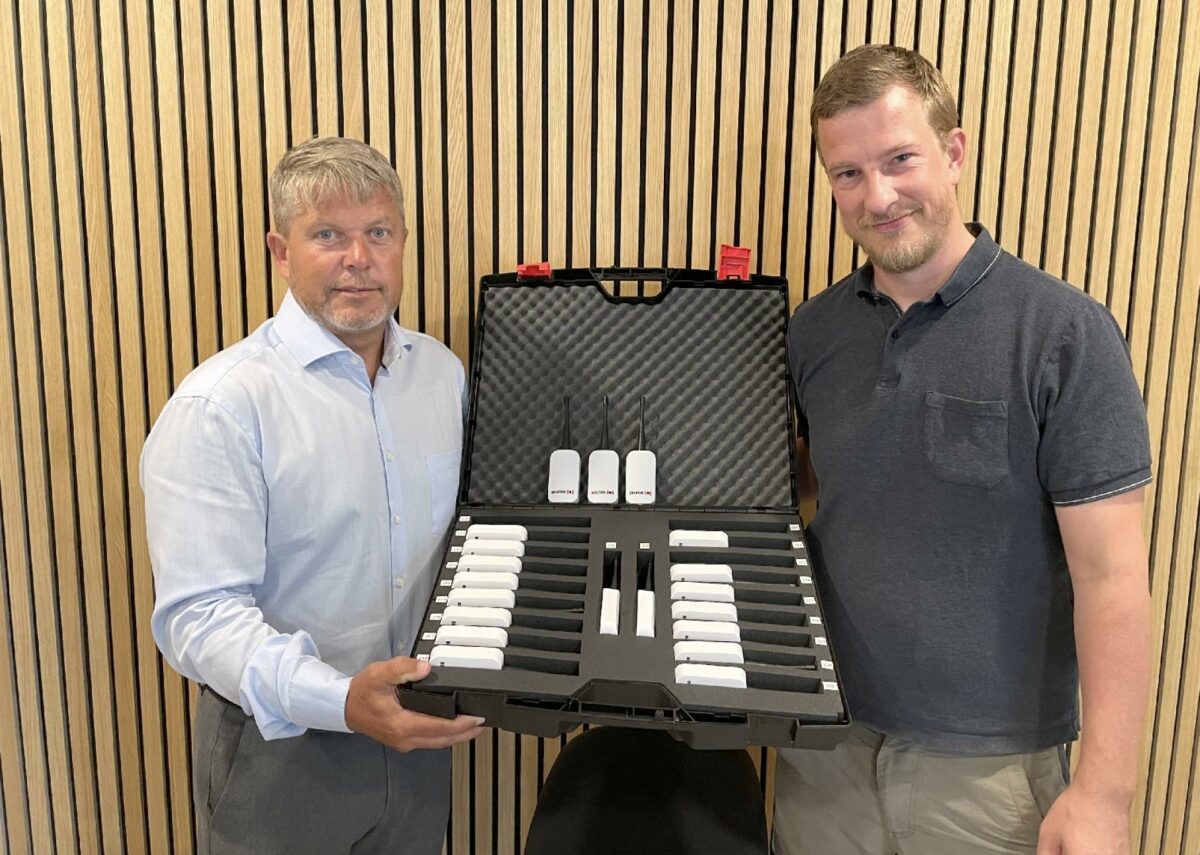 - Skadeservice er ikke det eneste sted, hvor der er et stort potentiale for HumiTrack. Både inden for nybyggeri og renovering kan HumiTrack fortælle, hvornår er der for eksempel er klar til at blive malet, fortæller Lars Damtoft (tv.) fra DBS. På billedet står han sammen med Martin Astrup Hansen fra Kollektio. Pressefoto.