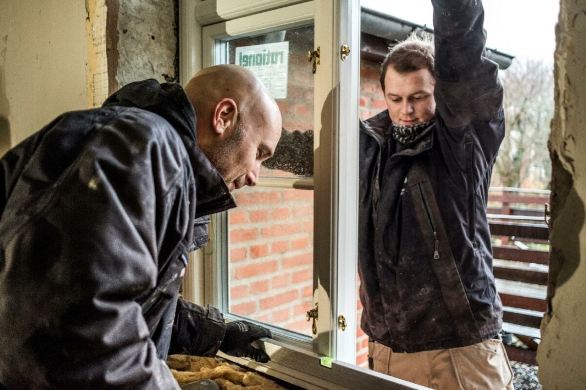 Vinduer med klikrammebeslag er meget lettere at installere end traditionelle vinduer, fortæller tømrerfaglærer Jacob Lyngsøe. Foto: Rationel.