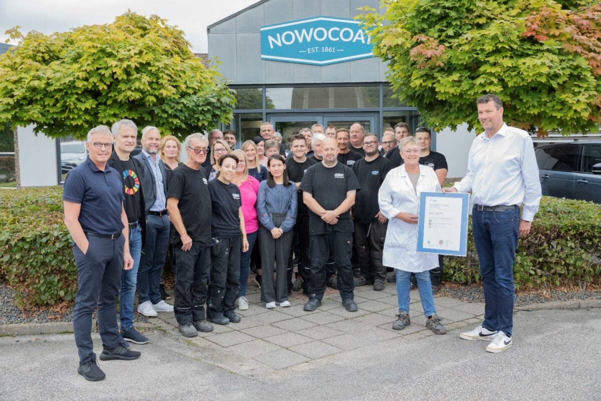 Holdet fra Nowocoat løfter stolt certifikatet fra DNV. Pressefoto.