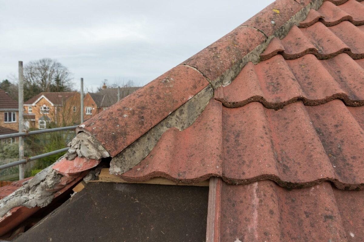 Hvis boligens klimaskjold, som primært er taget, ikke løbende efterses, risikerer boligejere at stå med en stor regning, de f.eks. skal finansiere via feriekontoen. Foto: Gettyimages.