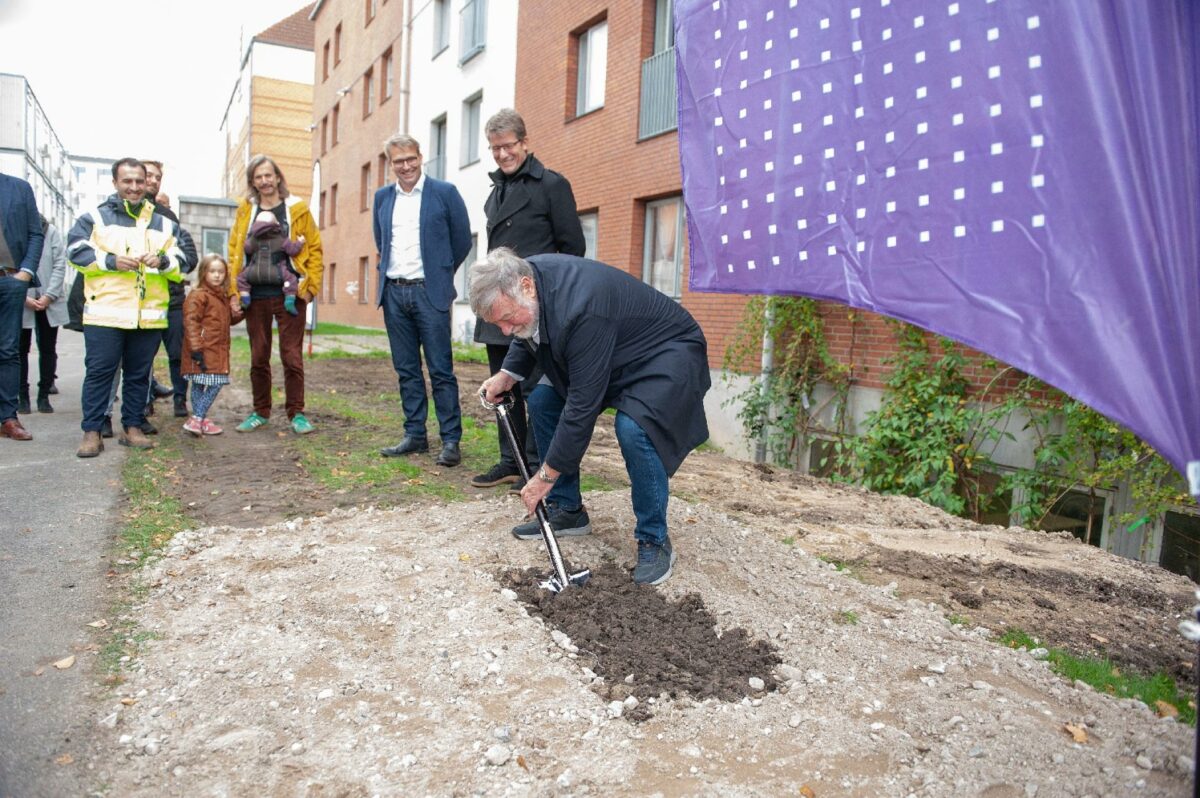 Formand for Bo-Vita, Jan Hyttel, tager første spadestik.