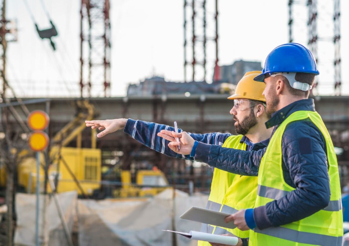 Selvom grunden er købt, og arkitekter, ingeniører og håndværkere står klar til at komme i gang - og skabe vækst og arbejdspladser - sker der intet, så længe byggesagen stadig vente på at blive godkendt hos kommunen. Foto: Getty Images.