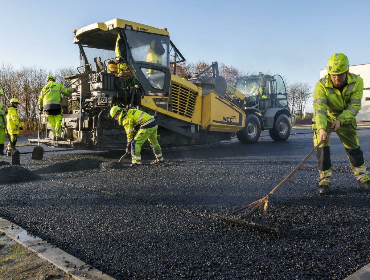 En helt særlig vandgennemtrængelig asfalt opsuger regnvandet på parkeringspladsen ved virksomheden Polytechs nye domicil i Bramming. Foto: Anette Roien