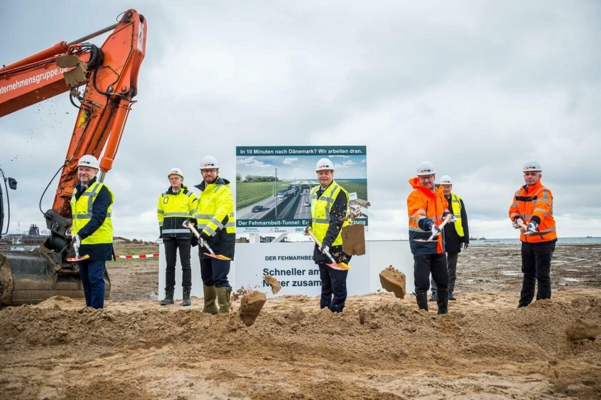 Både tyske og danske ministre og direktører tog del i det første ceremonielle spadestik på den tyske side af Femern-forbindelsen. Som nummer tre fra venstre ses den danske transportminister Benny Engelbrecht. Foto Olaf Malzahn/Femern A/S