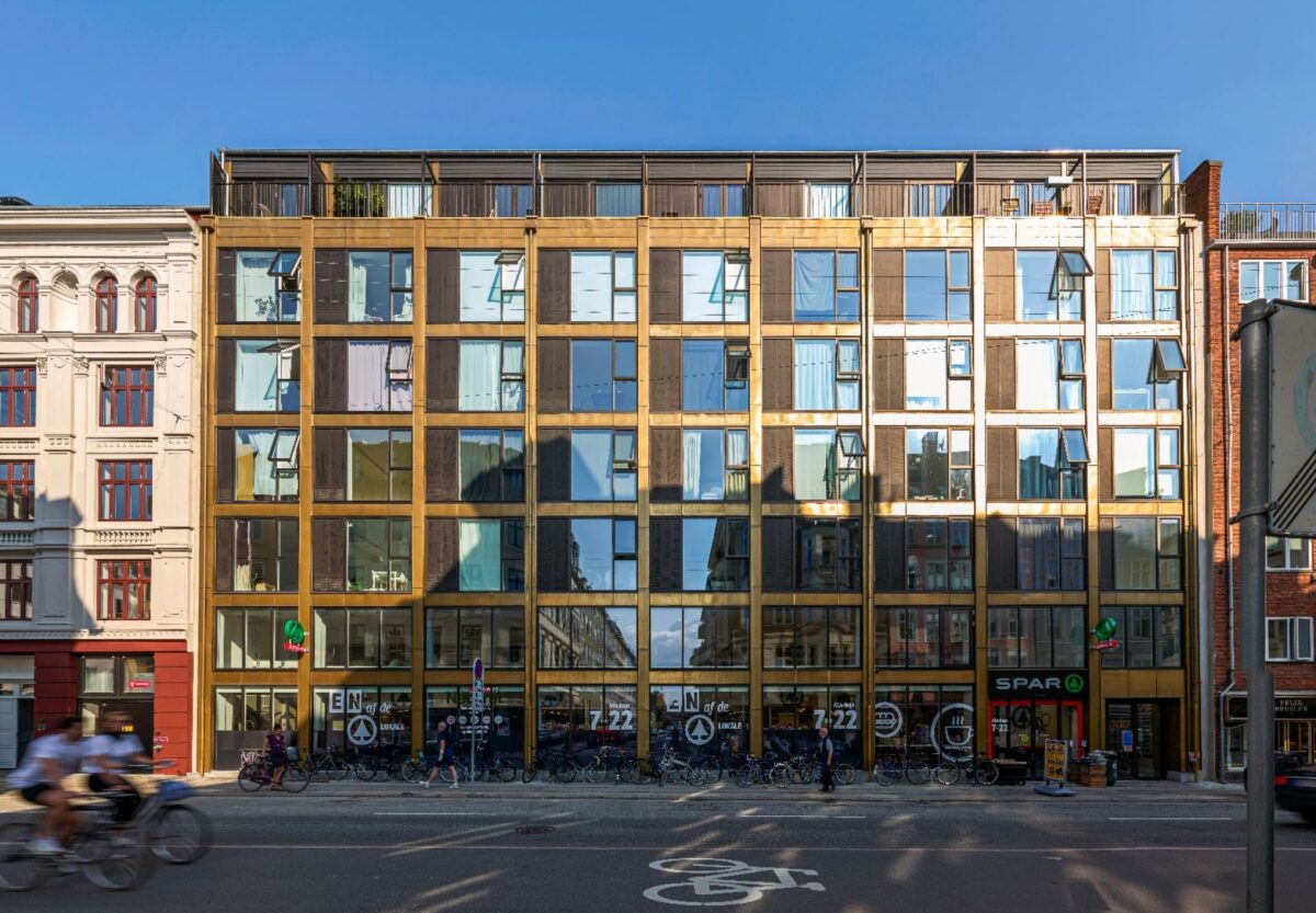 Bygningen på Store Kongensgade 100, der består af 72 cityboliger med butiksfaciliteter i stueetagen, er nu tilpasset stilen på gadens øvrige bygninger. Foto: Gefion Group