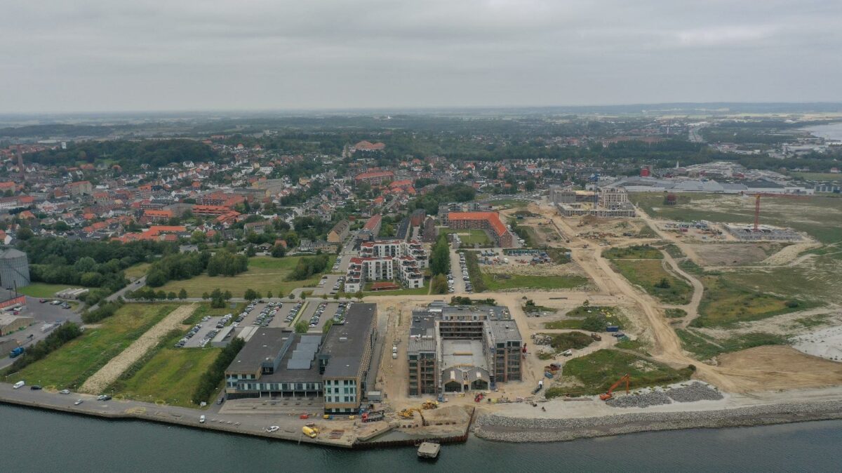 Foto: Der er godt gang i byggeriet på Stigborg i Nørresundby, hvor der både skal opføres boliger, skole, plejehjem og daginstitutioner. Det byggefelt, som ejendomsselskabet Wagner Ejendomme har erhvervet, ligger nedenfor den røde mast.