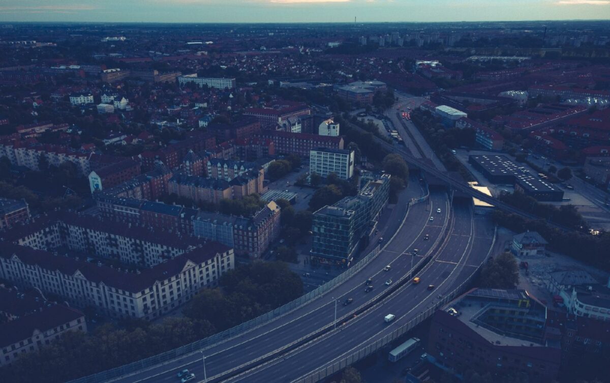 Bispeengbuen, der skærer igennem Nørrebro og Frederiksberg, blev opført i starten af 1970'erne og kaldes 'en af de største fejltagelser i hovedstadens byplanlægning' af Frederiksberg Kommunes borgmester Michael Vindfeldt. Foto: Jonathan Filskov/Getty Images