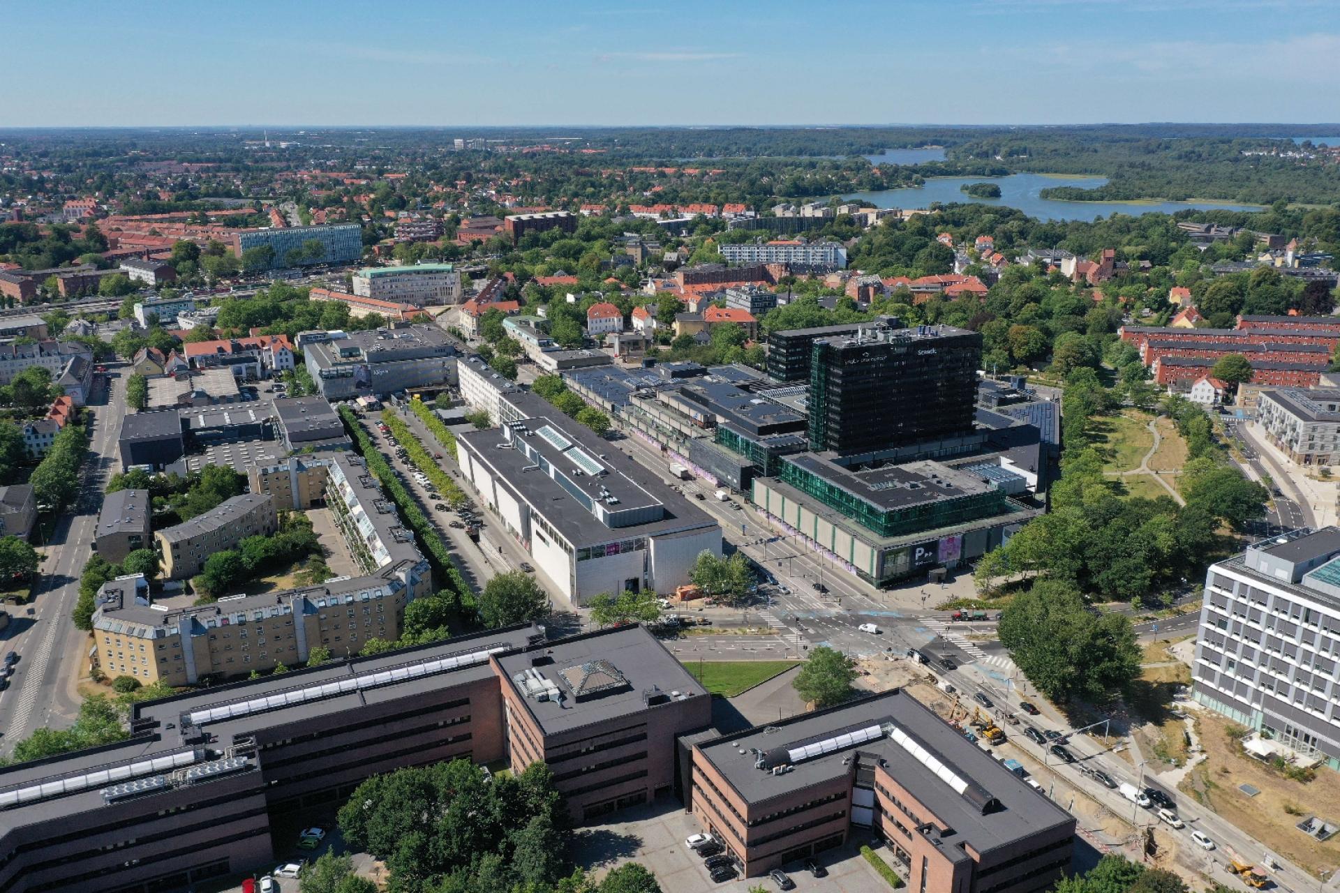 Det er området omkring den befærdede Klampenborgvej (hvor der pt. er ved at blive anlagt letbane), Kanalparken (det grønne område nederst til højre i billedet) og Lyngby Rådhus (for enden af Klampenborgvej med grønt tag), der indgår i kommunalbestyrelsens vision om 'Et levende og oplevelsesrigt Kongens Lyngby Centrum'. Foto: Lyngby-Taarbæk Kommune