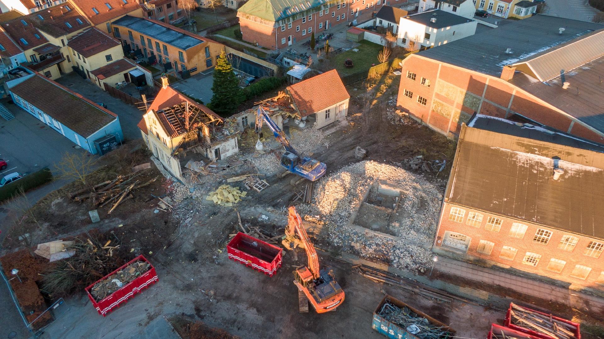 På Fioma-grunden fjernes her bygningerne til fordel for 143 boliger på 14.000 m2. Foto: Søndergaard.