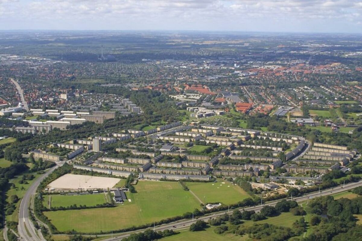 Den københavnske bydel Tingbjerg skal igennem en større renovering. Foto: Wikipedia.