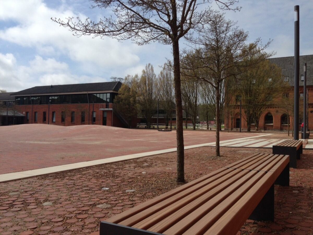 Den restaurerede plads trækker en række topologiske træk fra den ådal, som ligger tæt ved Herlufsholm, ind på pladsen. Foto: Herlufsholm Skole.