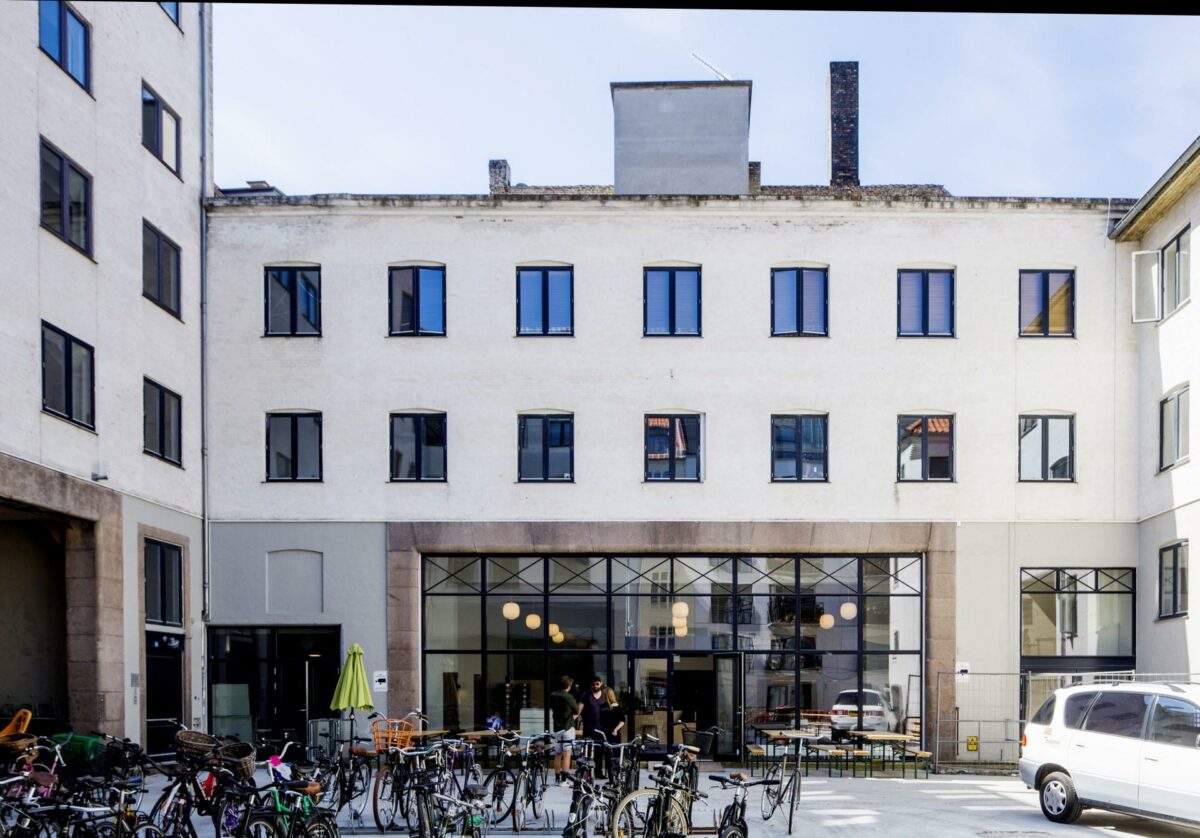 Renoveringen af Irma-Karréen har blandt andet givet plads til restauranter og caféer i stueetagerne. Foto: Carsten Ingemann.