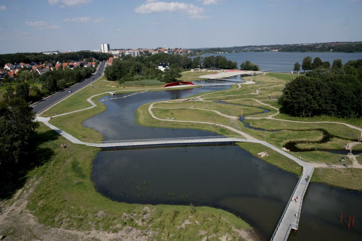 Sønæs er Viborgs nye vandpark, som samtidig kan rense byens regnvand og beskytte mod skybrud. Sønæs er et af VANDPLUS-projekterne, og det er skabt i et samarbejde mellem Viborg Kommune og Energi Viborg Vand. Viborg Kommune vandt KTC's innovationspris 2015 for det nytænkende anlæg. Foto: Carsten Ingemann.