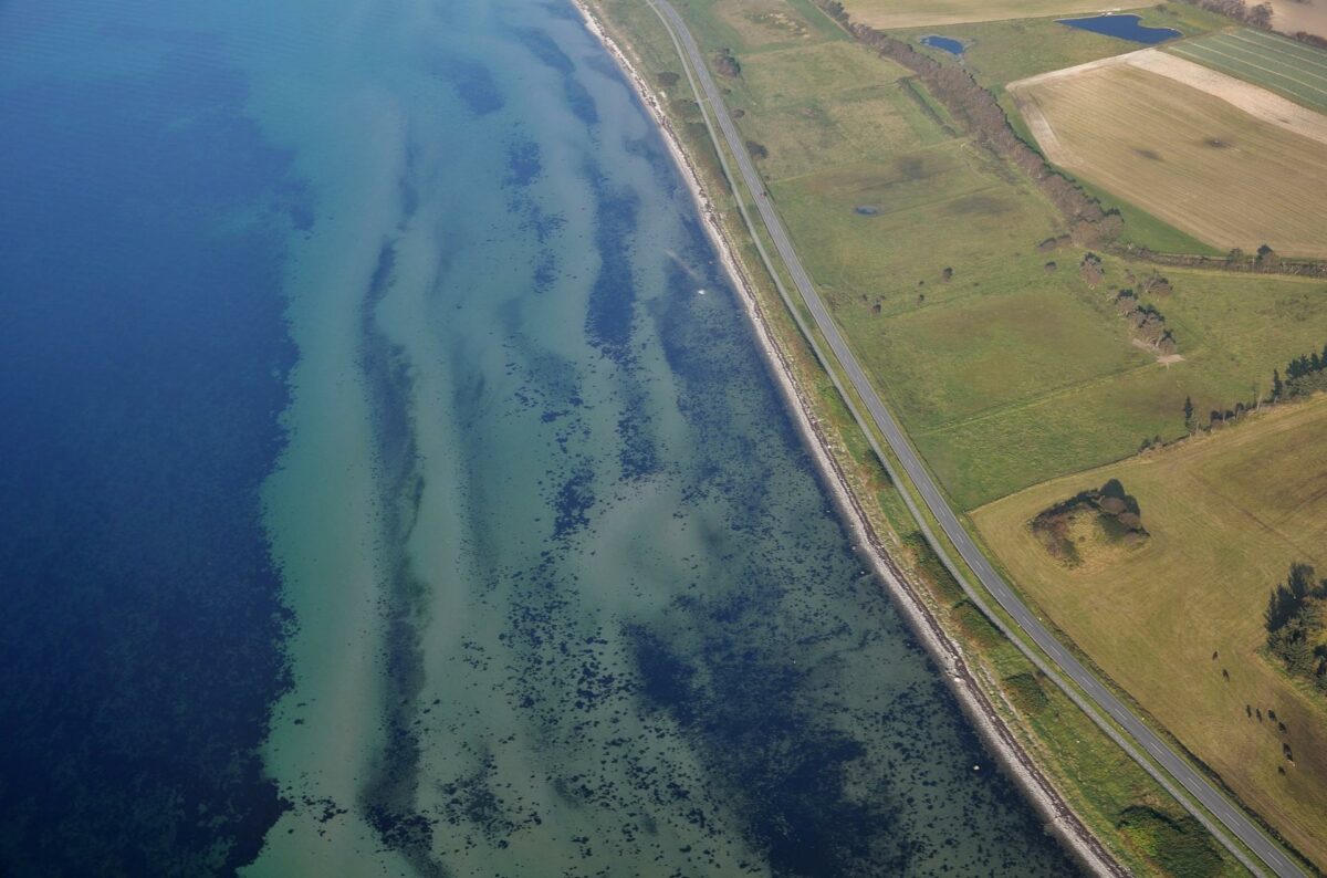 Ifølge Uffe Paludan vil man kunne gøre en Kattegatforbindelse væsentligt billigere ved blot at etablere ét jernbanespor og så lade togene passere hinanden på et dobbeltspor over Samsø. Foto: Colourbox.