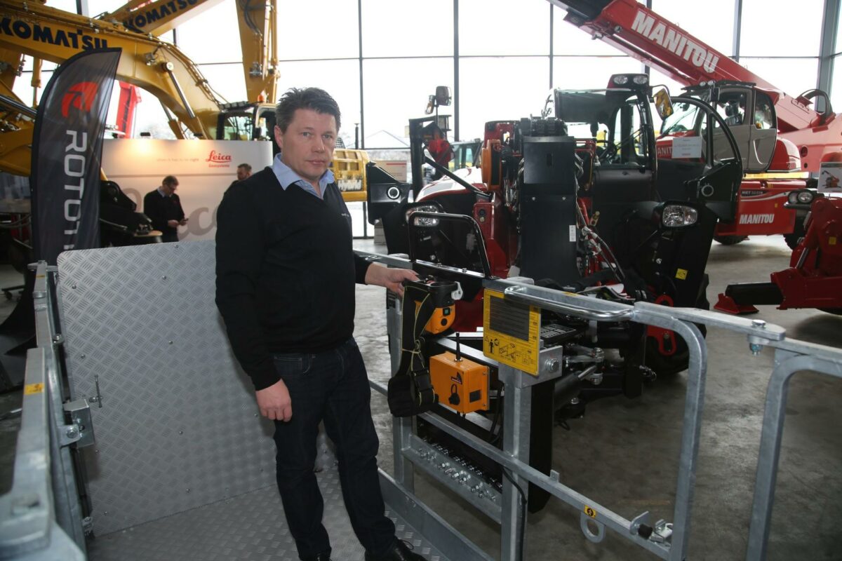 Klaus Bjerregaard i den nye mandskabskurv, som trådløst skifter mellem materialehejs og mandskabslift. Foto: Morten Damsgaard.