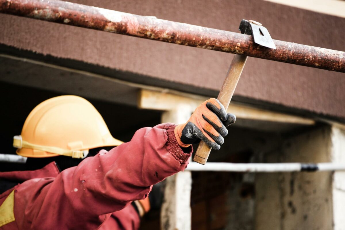 - Det er ikke som sådan sproget, der er problemet, men alle mulige forskellige kulturer, der skal arbejde sammen om sikkerhed og samarbejde, siger arbejdsmiljøchef i Dansk Byggeri Mette Møller Nielsen. Foto: Colourbox.