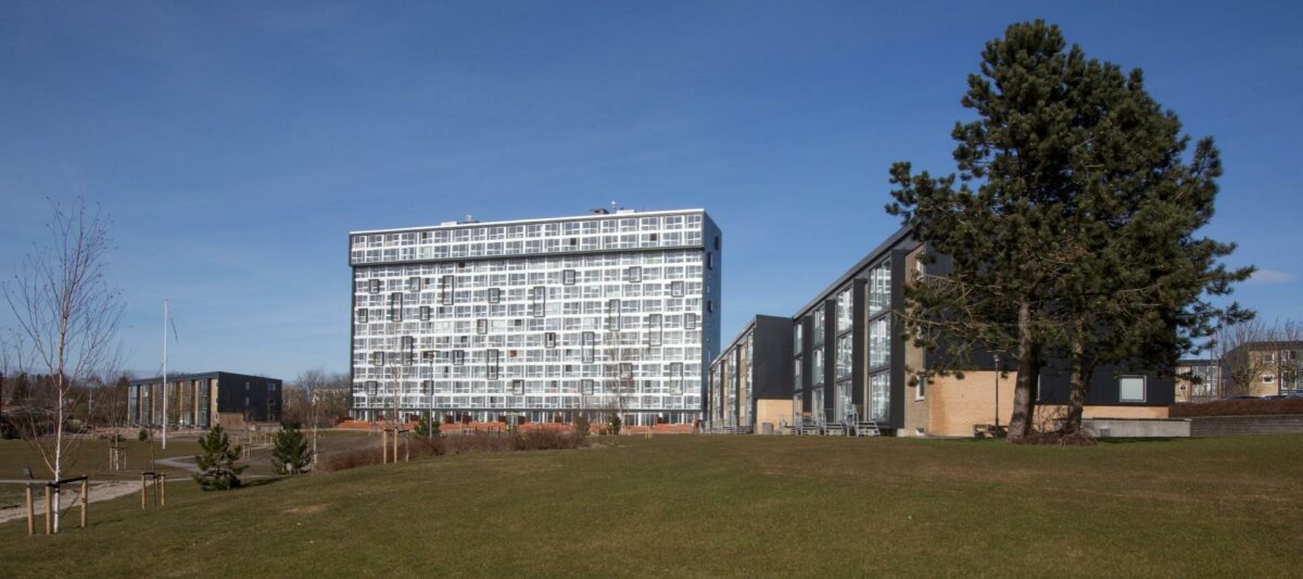 Højhuset i Magisterparken har fået en ny skal af glas og aluminium på i alt 140 ton. Pressefoto.