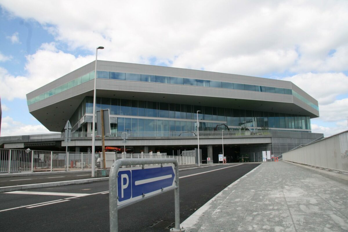 Et år efter åbningen af Dokk1 er der efterhånden fuldt udlejet i den imponerende bygning, som er tegnet af schmidt hammer Lassen og opført af NCC Construction. Foto: Torben Jastram.