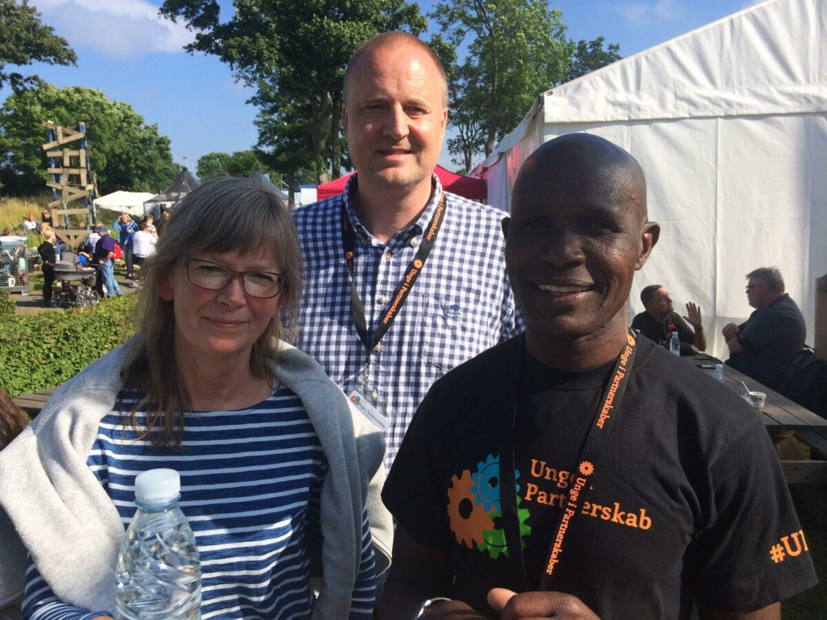 Christian Egemose fra NCC i midten flankeret af UU-vejleder Ilse Fogtmann og faglærer Thomas Ogola. Foto: Torben Jastram.