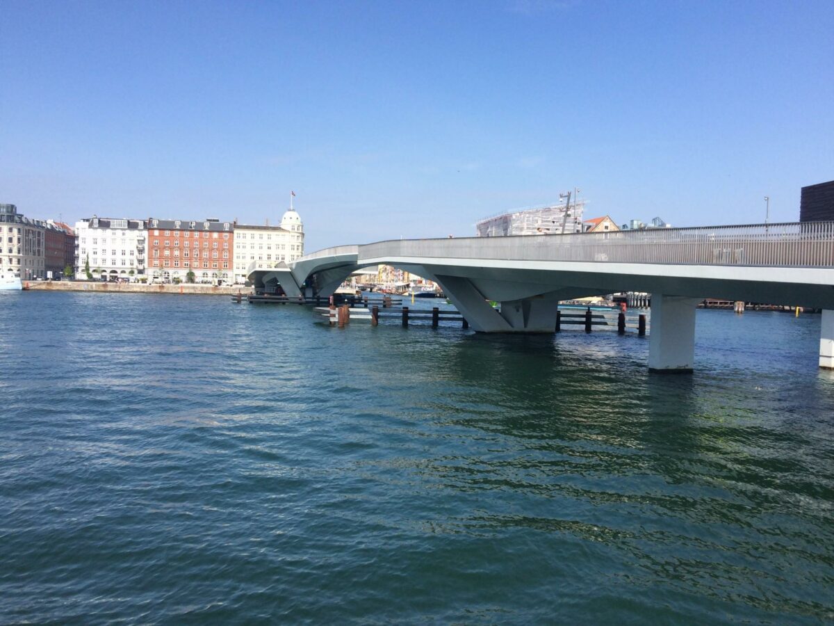 Så lykkedes det endelig - siden torsdag aften har Københavnere og turister haft mulighed for at krydse havneløbet via den nye Inderhavnsbroen. Foto: Torben Jastram.