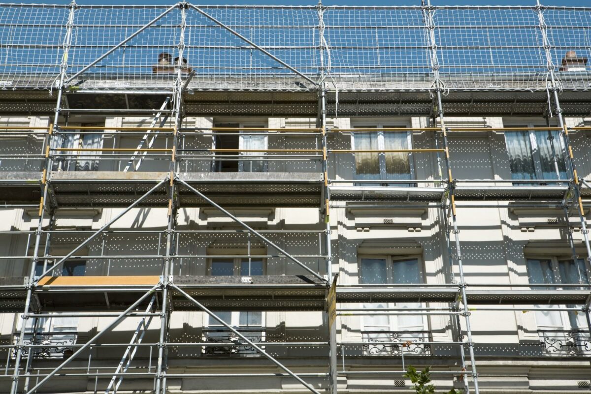 I forbindelse med mange eksempelvis renoveringsopgaver kunne arbejdet ifølge Dansk Byggeris direktør sagtens foregå, mens skolebørnene var til stede på skolerne. Foto: Colourbox.