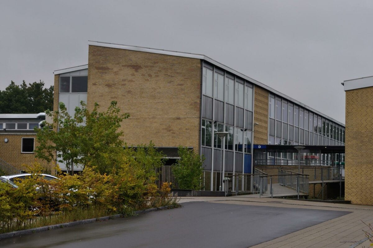 Ifølge NIras renoveres mange skoler ikke, fordi indeklimakravene gør arbejdet for dyrt. Billedet viser Dagmarskolen i Ringsted, som fik renoveret sin skolegård i 2015. Foto: Colourbox.